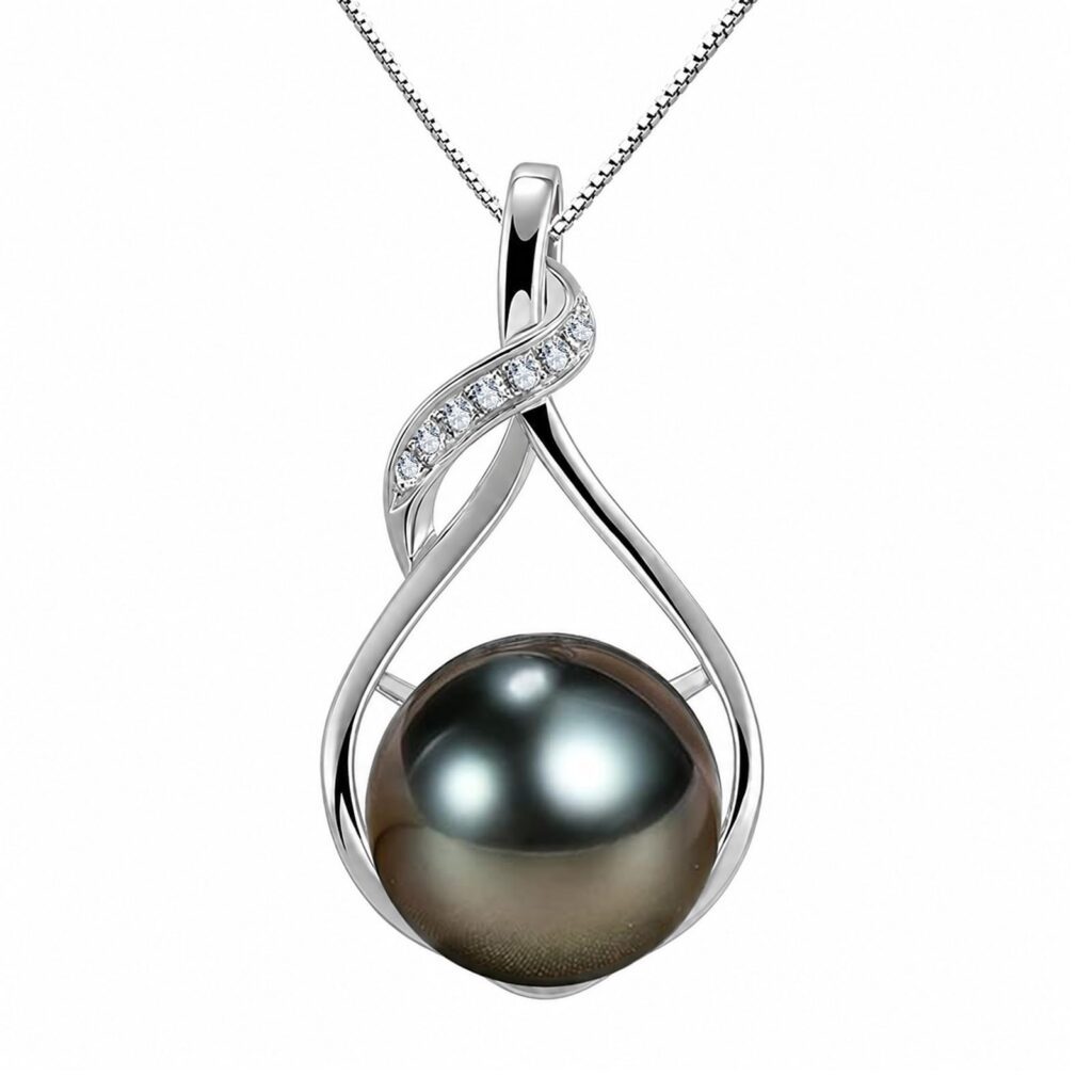 Elegant pendant with pearl and diamonds.